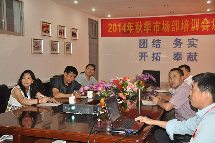 云南新华领导与教育局领导在会议室进行交流探讨