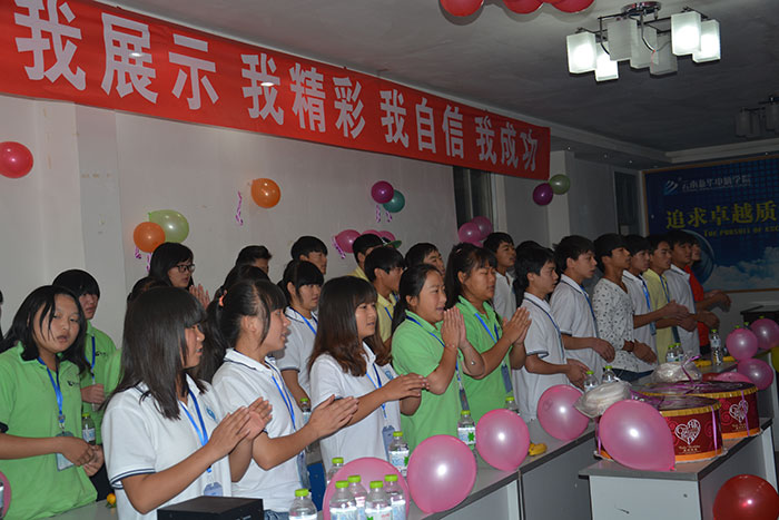 同学们在认真的唱《感恩的心》