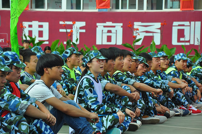 云南新华2015秋季新生拓展训练拉开帷幕