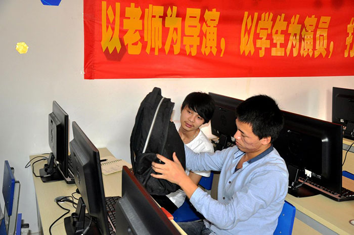 淘宝教学老师把淘宝宝贝带来课堂,让学生了解产品