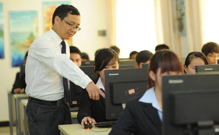 刘老师正在给学生答疑解难 刘老师正在给学生答疑解难