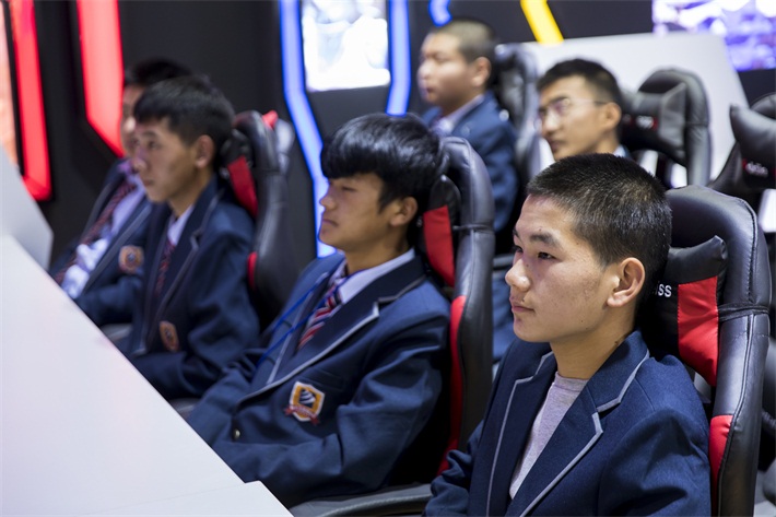 云南新华:瞒不住了!4月28日明星与新华学子要“开黑”!