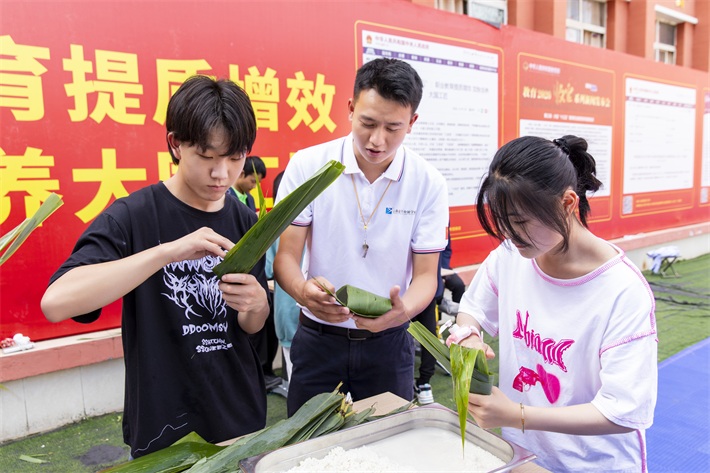 云南新华:#全校粽动员,端午乐翻天#如此友爱的学校你确定不了解一下吗?