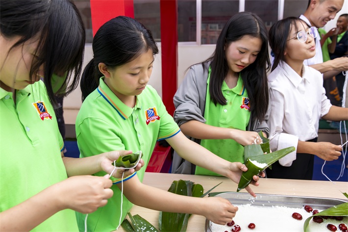 云南新华:#全校粽动员,端午乐翻天#如此友爱的学校你确定不了解一下吗?